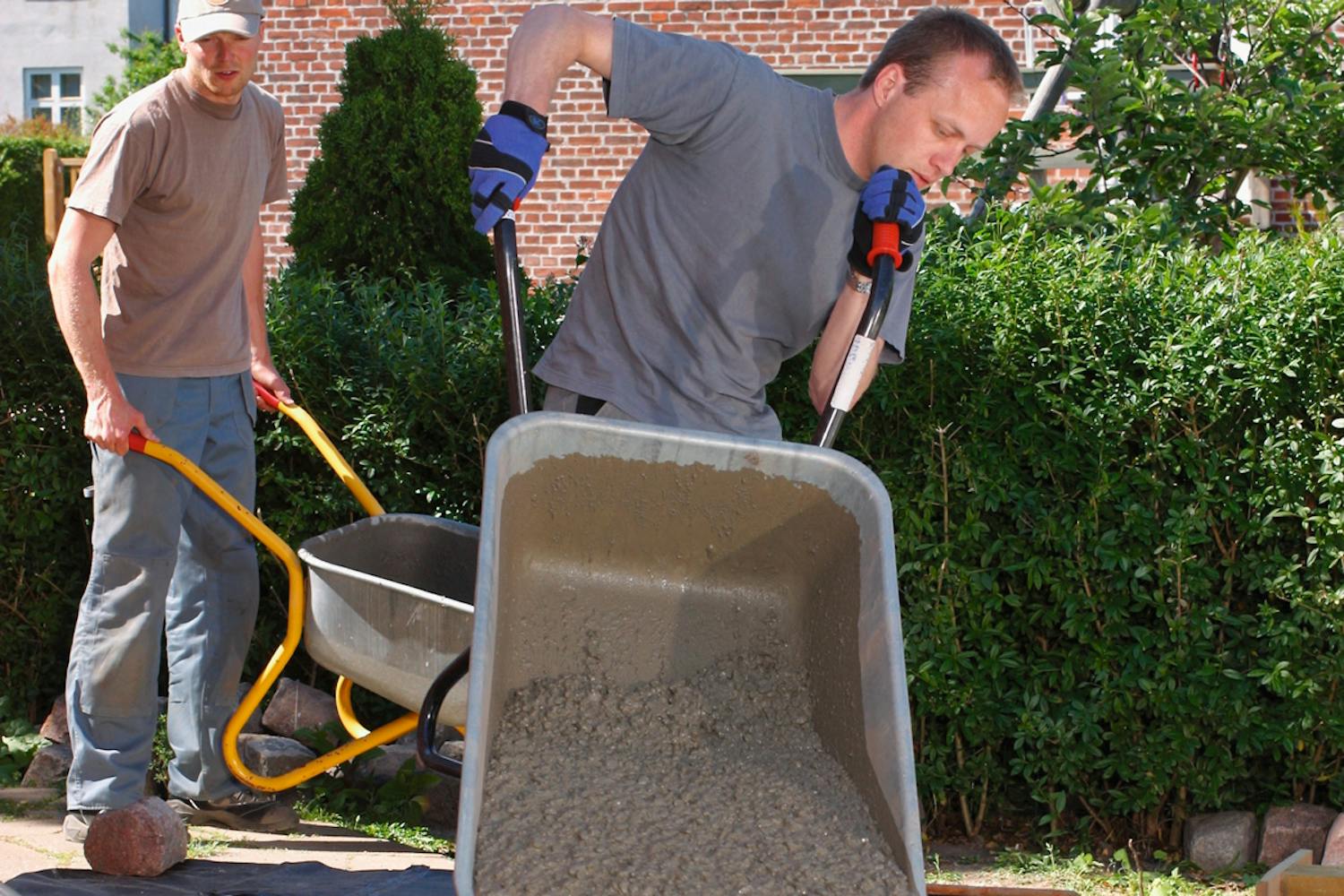 Selvom beton umiddelbart virker stærkt, har det brug for armering. Ellers risikerer det at knække, når det udsættes for tryk og stød. Selvom beton umiddelbart virker stærkt, har det brug for armering. Ellers risikerer det at knække, når det udsættes for tryk og stød.